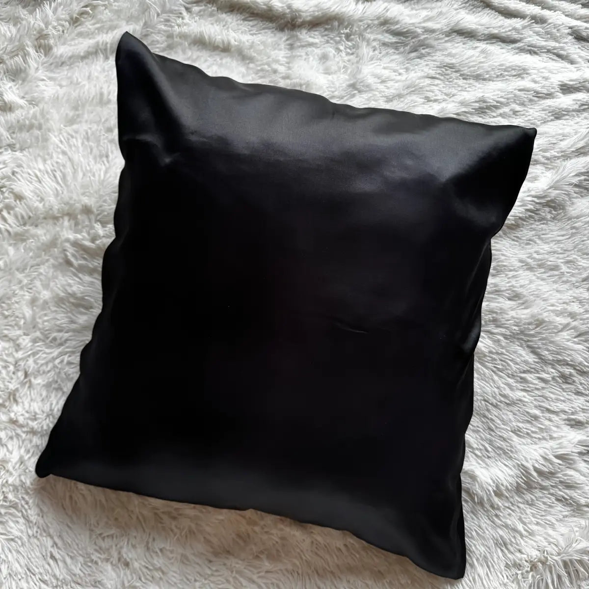Taie d'oreiller en satin noir "Caviar"